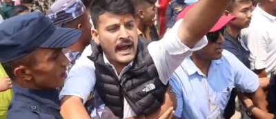 रविको पक्षमा नाराबाजी गरेपछि चितवनको नयाँकिरण मावि मतदान स्थलमा तनाव