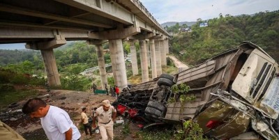 पुलबाट चिप्लिएर बस दुर्घटना हुँदा ८ जनाको ज्यान गयो, २० जना घाइते