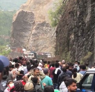 पहिरोले नारायणगढ-मुग्लिन सडक अवरुद्ध