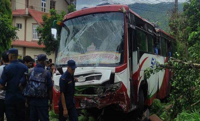 हेटौँडाको नवलपुरमा बस दुर्घटना, ३७ जना घाइते, चलाक फरार 