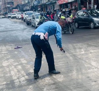 दिउसै डिउटिमा रहेको ट्राफिक प्रहरी माथी कुटपिट