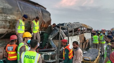 पाकिस्तानमा इन्धन बोकेको भ्यान र यात्रु वाहक बस ठोक्किँदा २० जनाको मृत्यु