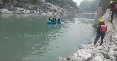 भारतीय नम्बर प्लेटको जीप त्रिशूली नदीमा खस्यो
