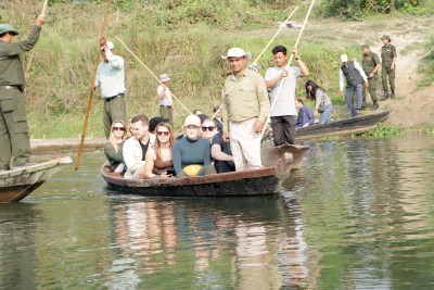 विदेशी पर्यटक काठको डुङ्गामा