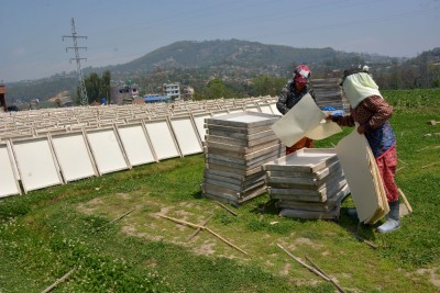 सुकेको नेपाली कागज व्यवस्थापन गर्दै मजदुर