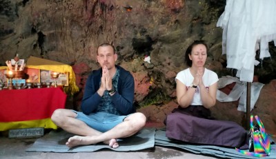 हलेसी गुफामा ध्यान गर्दै पर्यटक