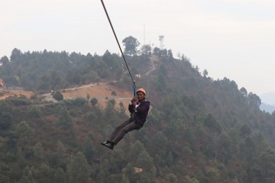 जीपलाइनमा रमाउँदै आन्तरिक पर्यटक