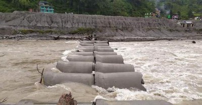 मेलम्चीमा आएको बाढीले दुई पुलमा क्षति