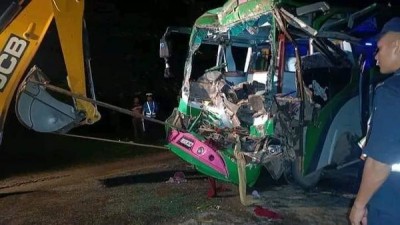 बाँकेमा रोकिराखेको ट्रकसँग बस ठोक्किँदा भयानक दुर्घटना, सात जनाको मृत्यु
