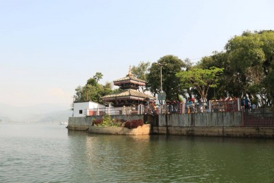 फेवातालको बीचमा अवस्थित बाराही मन्दिर पुनःनिर्माण गरिँदै