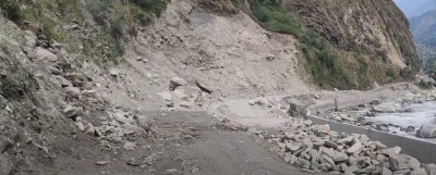 बाढीले कल्भर्ट बगाएपछि बेनी-जोमसोम सडक अवरुद्ध