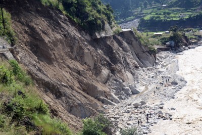 बाढीबाट क्षतिग्रस्त बिपी राजमार्गको मर्मत सुरु