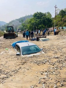 बाढीले लेदोमा पुरिएका गाडी निकालिंदै, अवरुद्ध वीपी राजमार्ग सञ्चालनमा