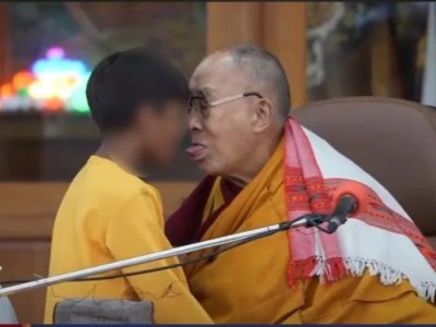 दलाई लामाको व्यवहारको तीव्र आलोचना पछि मागे माफी
