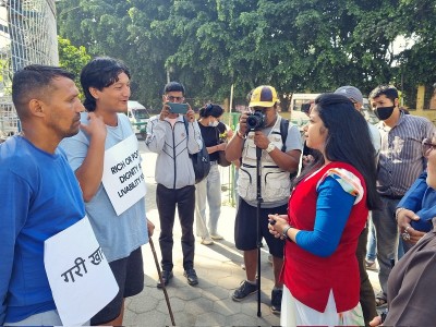 सभागृह अगाडि उभिएर विरोध जनाइरहेका अभियन्ता 'ई' सँग उपमेयर सुनिता डङ्गोल