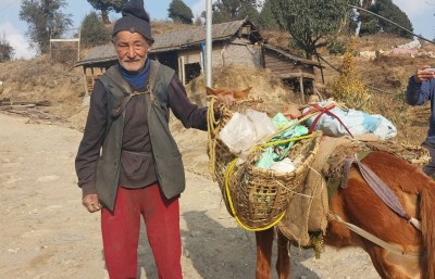 घोडाबाट ढुवानी गर्दै