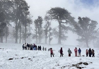 हिउँ खेल्न पर्यटक शनिबार बिहानैदेखि पातिहाल्नेमा