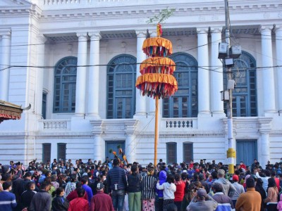 बसन्तपुरमा होलीको चीर ठड्याइयो,  सुरु भयो होली