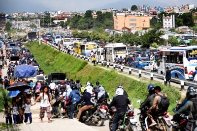 निर्वाचनका लागि ट्राफिक खटिँदा काठमाडौंका मुख्य सडक जाम, काठमाडौं महानगले ट्राफिक व्यवस्थापनमा नगर प्रहरी परिचालन 