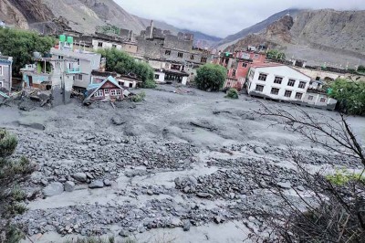मुस्ताङको कागबेनीमा कागखोलाको बाढी पसेका घर तथा संरचनाको सफाइ र मर्मतको काम शुरु