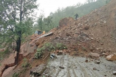 अविरल वर्षासँगै आएको बाढीपहिरोले उत्तर-दक्षिण कोशी राजमार्ग अवरुद्ध