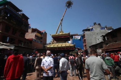 बिस्केट जात्राको अन्तिम दिन हात नभएको लिङ्गो ढालियो