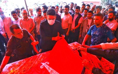काठमाडौं महानगरको झण्डा ओढाएर वडाअध्यक्ष रिजालप्रति श्रद्धाञ्जली अर्पण