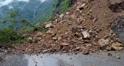 अविरल वर्षाका कारण हेटौँडाबाट काठमाडौं जोड्ने सडकखण्ड अवरुद्ध