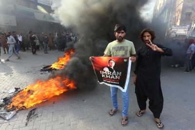 पूर्व प्रधानमन्त्री इमरान खानको गिरफ्तारीले पाकिस्तानमा भड्कियो हिंसात्मक प्रदर्शन