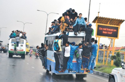 उपत्यकाका यात्रु सार्वजनिक सवारीमा जोाखिमपूर्ण यात्रा गर्न बाध्य