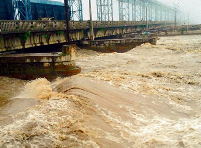 सप्तकोशी ब्यारेजको १० नम्बर पुलबाट ट्रक खस्यो, ३ जनाको उद्धार