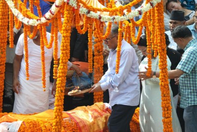 सीता दाहालको राजकीय सम्मानसहित गरियो अन्त्येष्टि, प्रचण्डसहित दुई छोरीले दिए दागबत्ती