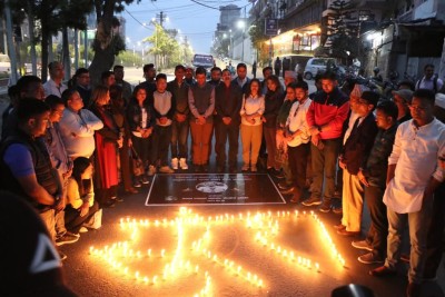 दिवङ्गत पत्रकार सुरेश रजकको सम्झनामा दीप प्रज्वलन
