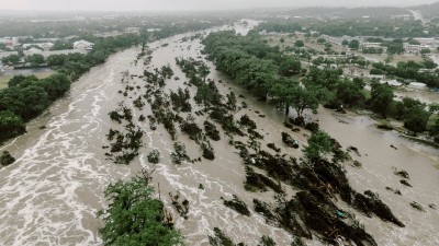 भारी वर्षापछि टेक्सासमा आएको विनाशकारी बाढीमा परी ४३ जनाको मृत्यु