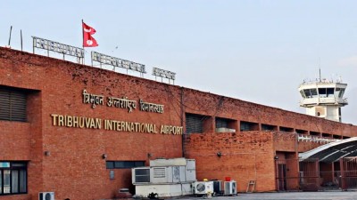 सुन र हिरा सहित अष्ट्रेलिया जान लागेकी महिला पक्राउ