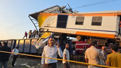 भारतमा यात्रुवाहक रेल र मालवाहक रेल ठोक्किँएर भएकाे दुर्घटनामा ११ जनाको निधन