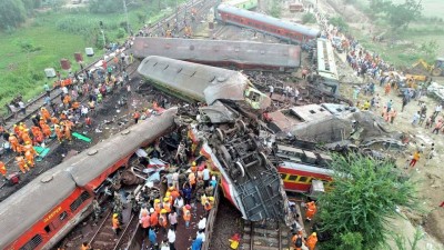 भारतको ओडिशामा रेल दुर्घटना हुँदा २३० भन्दा बढीको मृत्यु , ९०० जना घाइते