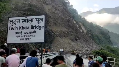 तुइन खोलामा बिहानैदेखि पहिरो पन्छाउने कार्य सुरु, हजारौ यात्रु अलपत्र