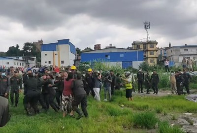 काठमाडौं महानगरपालिकाले सुकुम्बासी बस्तीमा डोजर चलाएपछि झडप