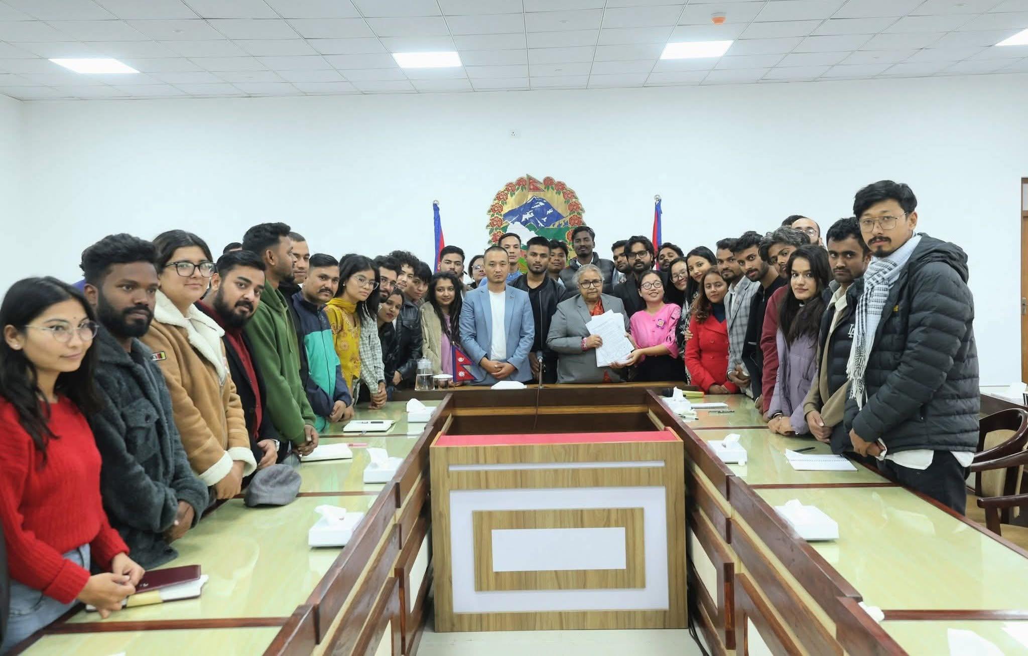 हर्क, बालेन, रवि, कुलमान, सुमना र सागर ढकाललाई एकै ठाउँमा उभिन सुदन गुरुङको आह्वान