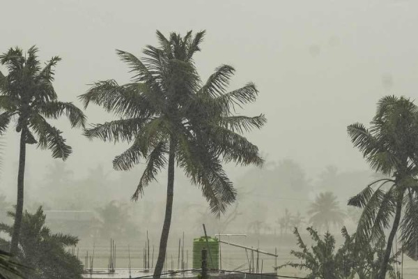 भारतमा आँधीका कारण विद्यालय बन्द