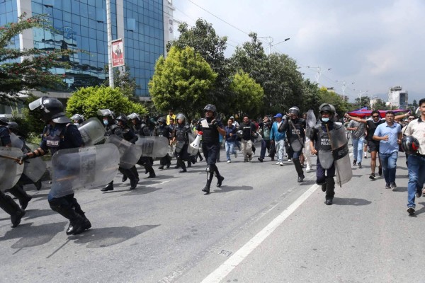 जेनजी प्रदर्शनमा झडप, प्रहरीद्वारा पानीको फोहोरा र अश्रु ग्यास प्रहार