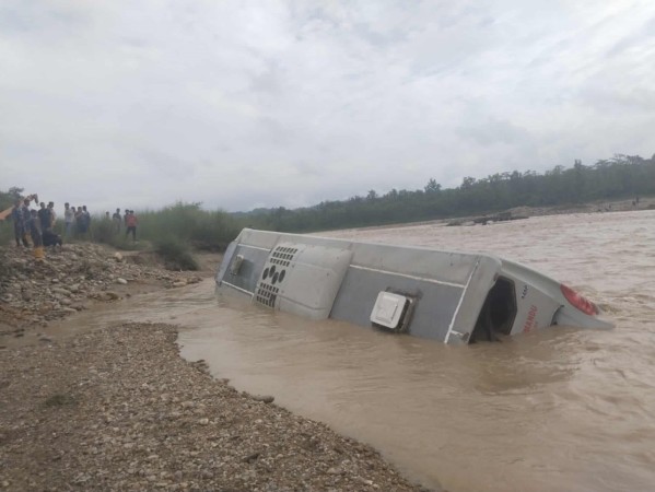 विनयी खोलामा यसरी पल्टियो यात्रुवाहक बस 