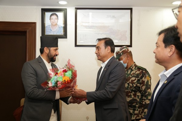 सीमाबाट हुने अवैध व्यापार नियन्त्रण गर्न गृहमन्त्री लामिछानेलाई चेम्बरको आग्रह