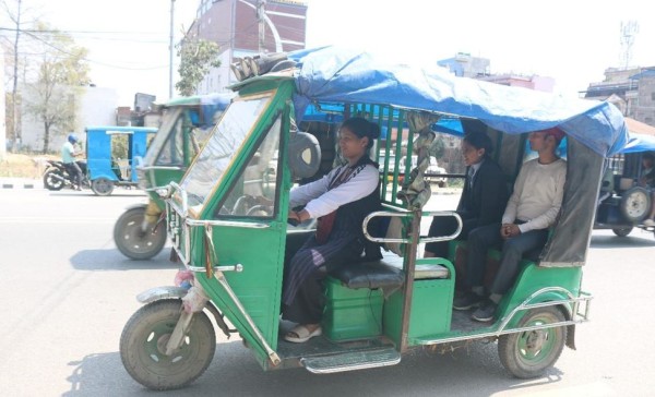 रिक्सा चालक महिलाको कथाः गुजारा चलाउन सहज