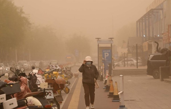 तीव्र हावाहुरीले उत्तर चीन प्रभावित, सयौँ उडान रद्द, पार्क र रेल सेवा स्थगित