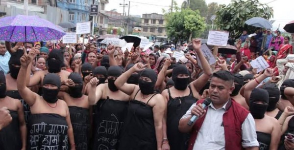 माइतीघर मण्डलामा सहकारी पीडितहरूको अर्धनग्न प्रदर्शन