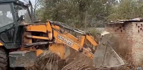 आलोकनगरमा सार्वजनिक जग्गा मिचेर बनाइएका संरचनामा महानगरले डोजर चलायो