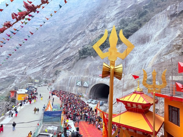 पाल्पाका शिव मन्दिरमा बिहानैदेखि भक्तजनको घुइँचो