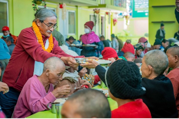 बेसहारालाई खाना खुवाउँदै अमृत गुरुङ